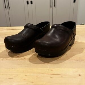 Dansko pro women’s antique brown leather clog, Size 37 (7-7.5)